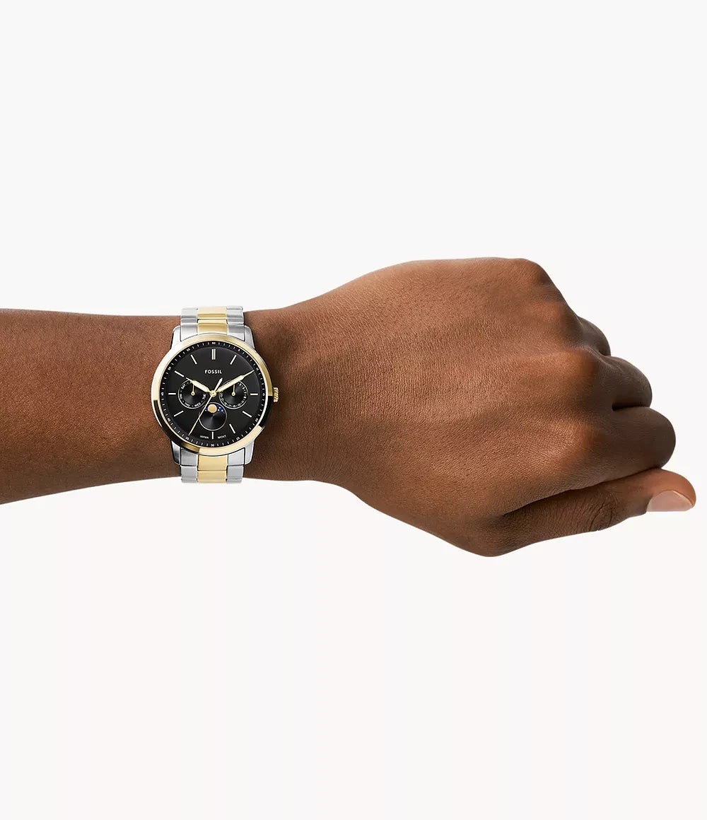 Fossil FS5906 worn on wrist – black dial with gold-tone details and two-tone bracelet for an elegant, modern look – presented by HEY WATCH.