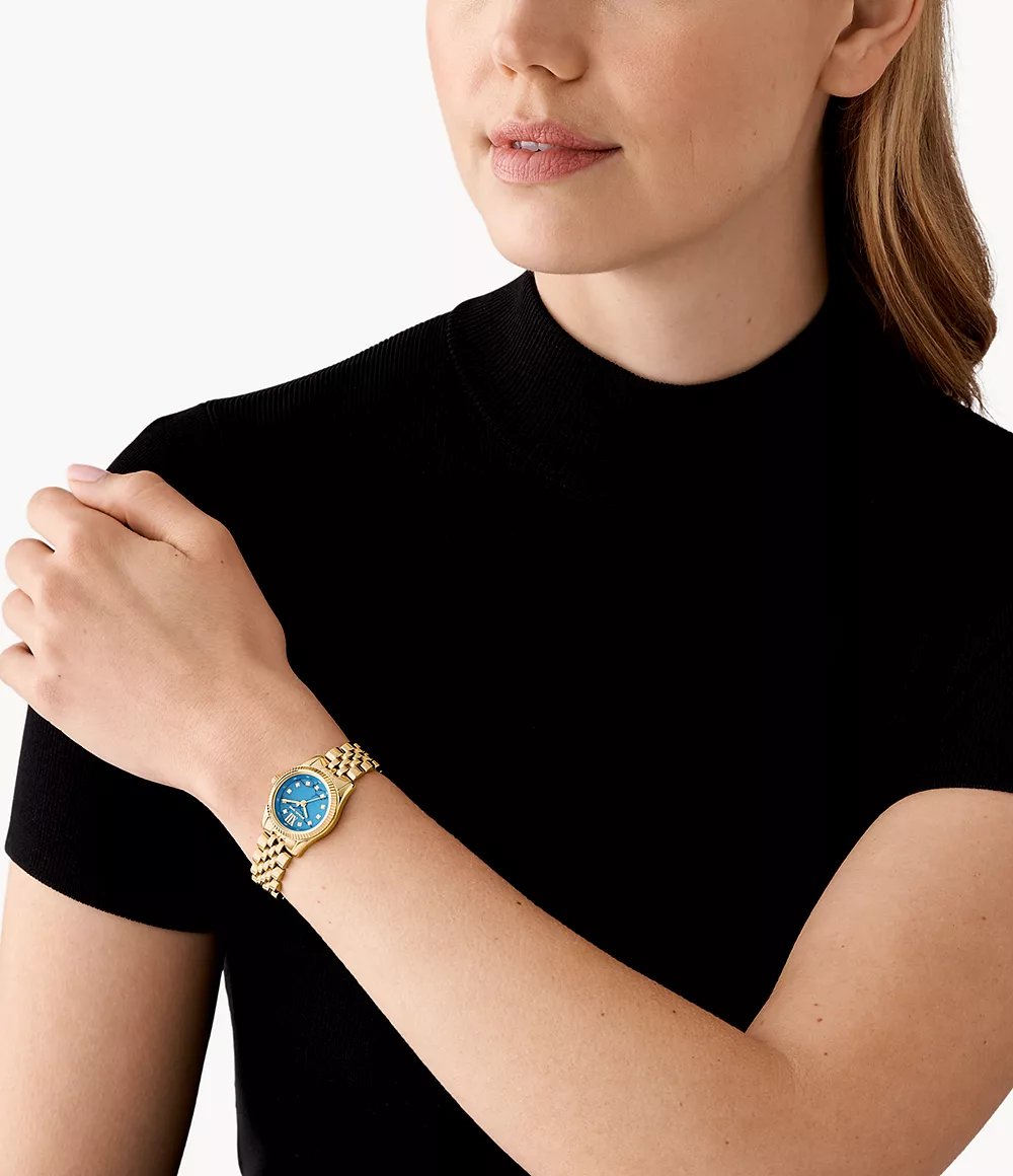 Michael Kors MK4813 worn on wrist – elegant women’s watch with gold-tone bracelet and blue dial – lifestyle look by HEY WATCH.