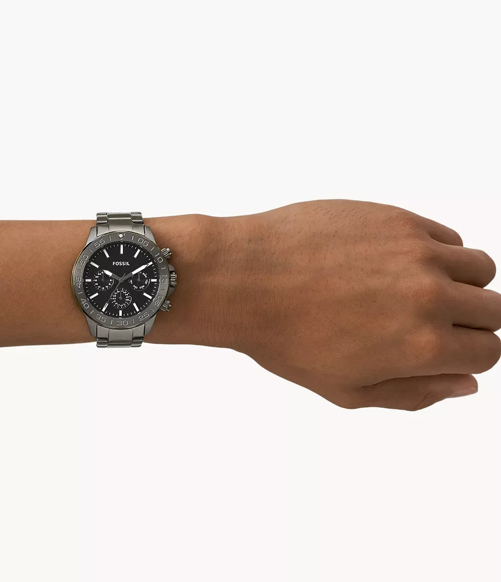 Fossil BQ2705 worn on wrist – black dial and smoke stainless steel bracelet offering a versatile and stylish look – timeless men’s watch presented by HEY WATCH.