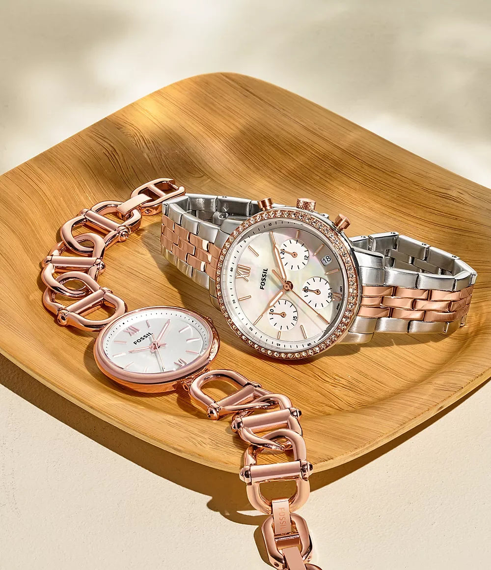 Fossil ES5279 displayed on stand – highlighting the two-tone stainless steel bracelet and luminous hands against the mother-of-pearl dial – sophisticated presentation by HEY WATCH.