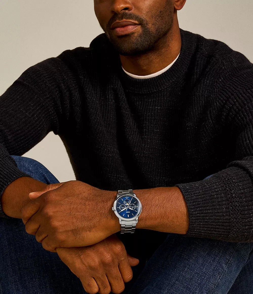 Fossil FS5907 worn on wrist – blue sunray dial and stainless steel bracelet offering a versatile and stylish look – timeless men’s watch presented by HEY WATCH.