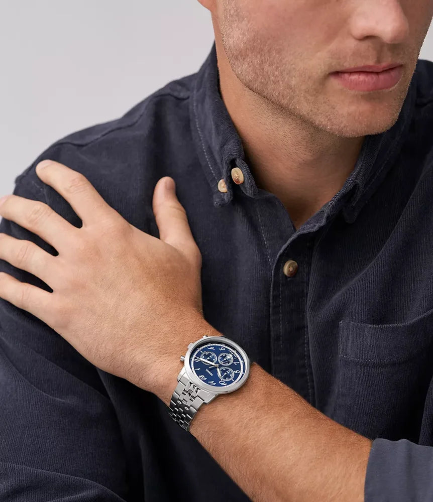 Fossil FS6025 worn on wrist – navy blue sunray dial and stainless steel bracelet offering a versatile and stylish look – sophisticated men’s watch presented by HEY WATCH.