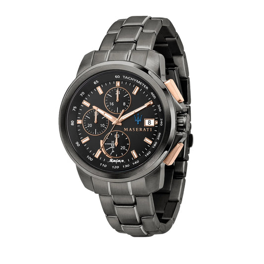 Maserati R8873645001 front view – men’s solar chronograph watch with black dial, rose gold markers, and gunmetal stainless steel bracelet – sustainable luxury by HEY WATCH.