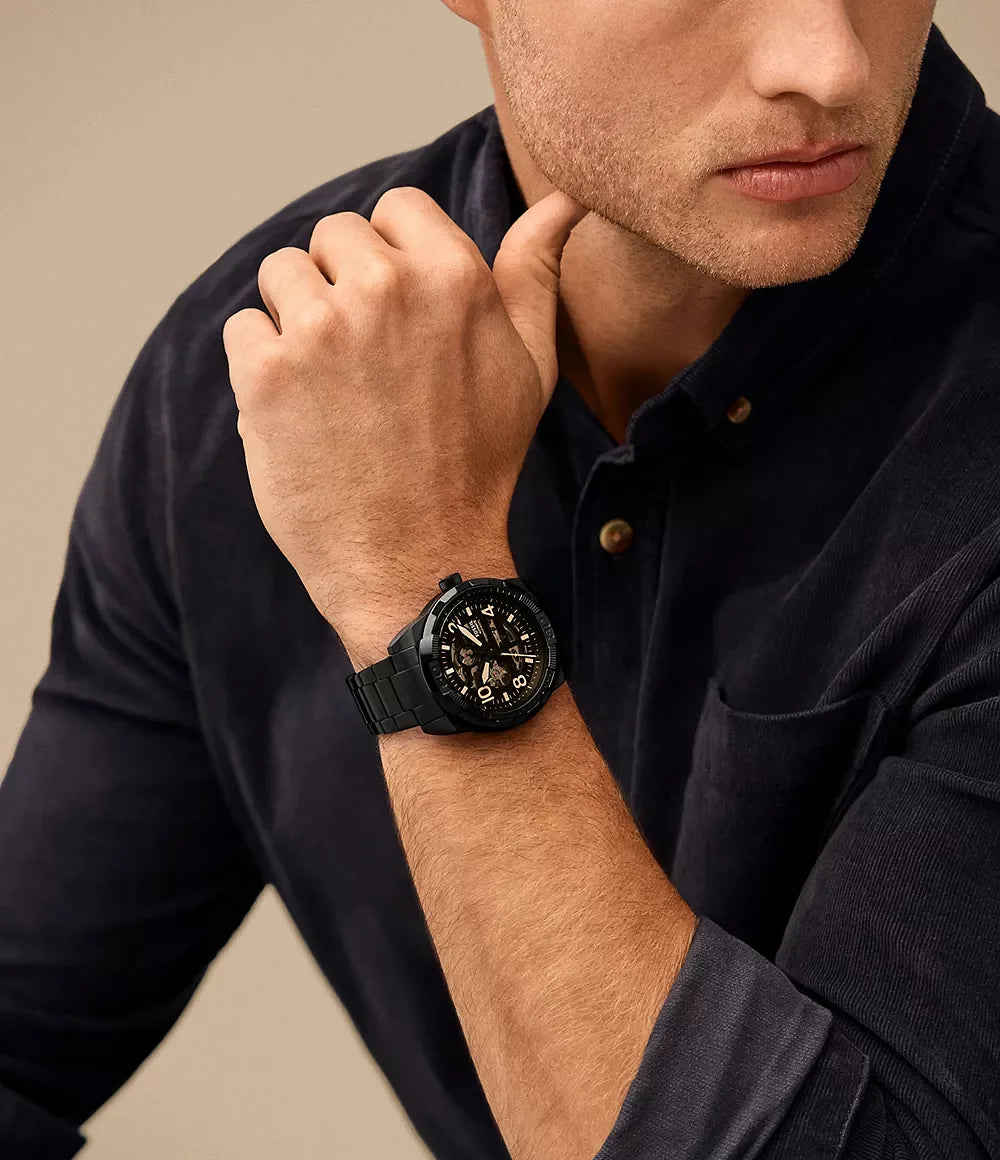 Fossil ME3256 worn on wrist – black satin dial and black stainless steel bracelet offering a versatile and stylish look – timeless men’s watch presented by HEY WATCH.