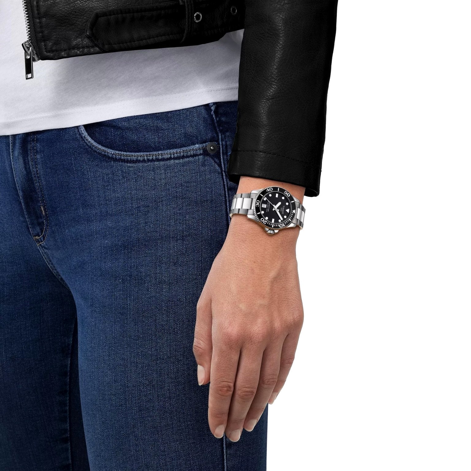 Tissot Seastar 1000 Automatic on wrist – men's black dial diver watch worn with stainless steel bracelet – sporty and elegant Swiss timepiece – HEY WATCH.
